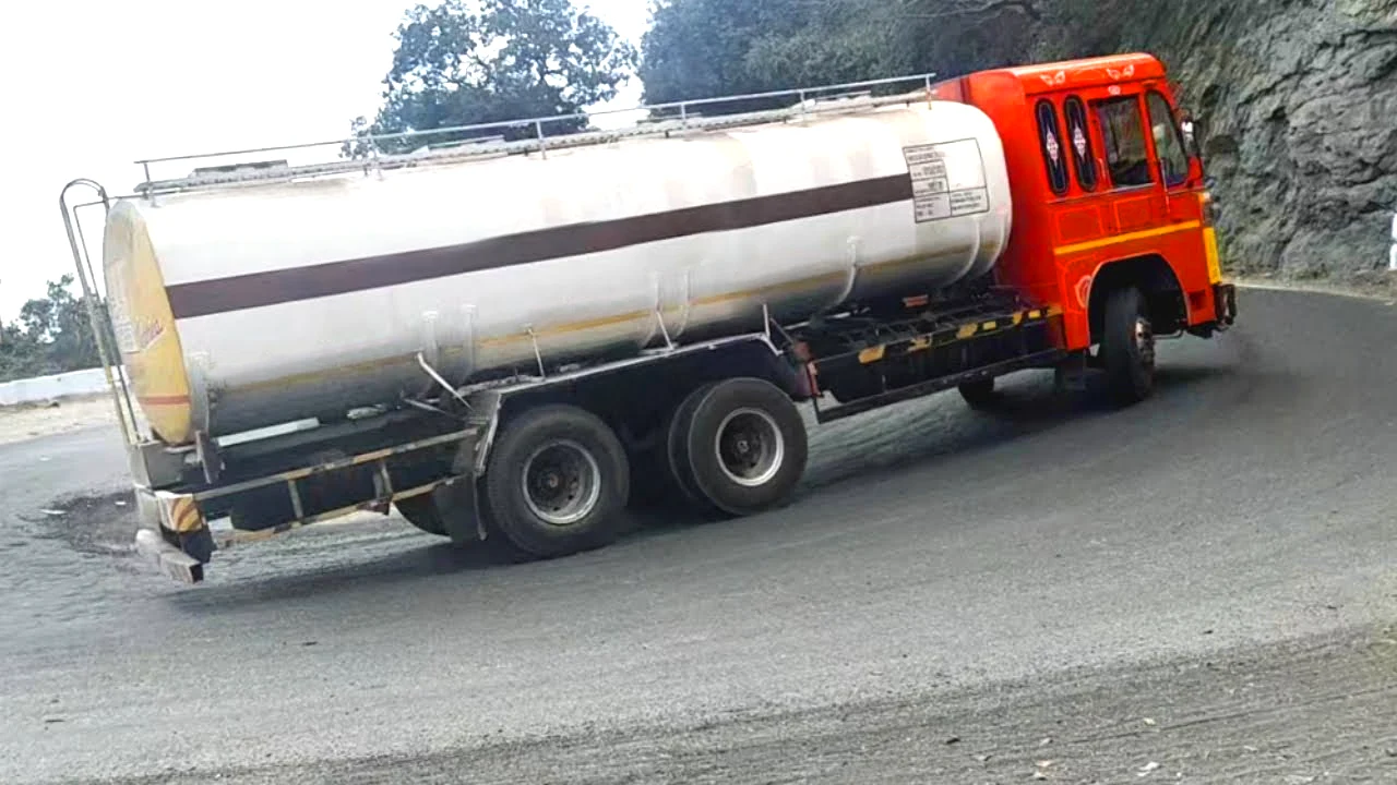 Oil Truck Driving Simulator 3D screenshot