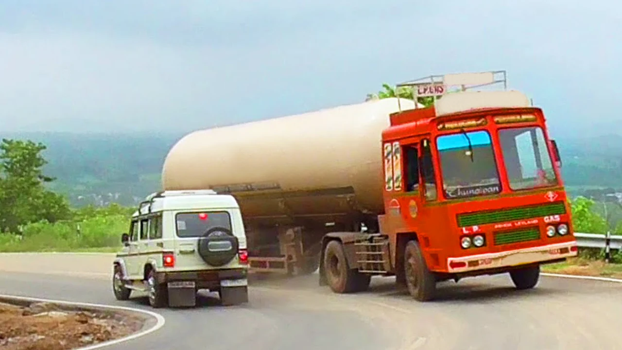 Oil Truck Driving Simulator 3D screenshot